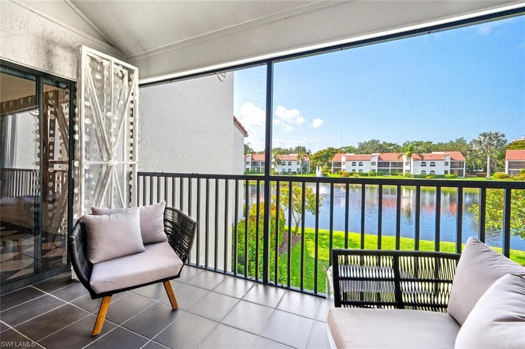 577 Beachwalk Cir R-203, Naples, FL 34108-22