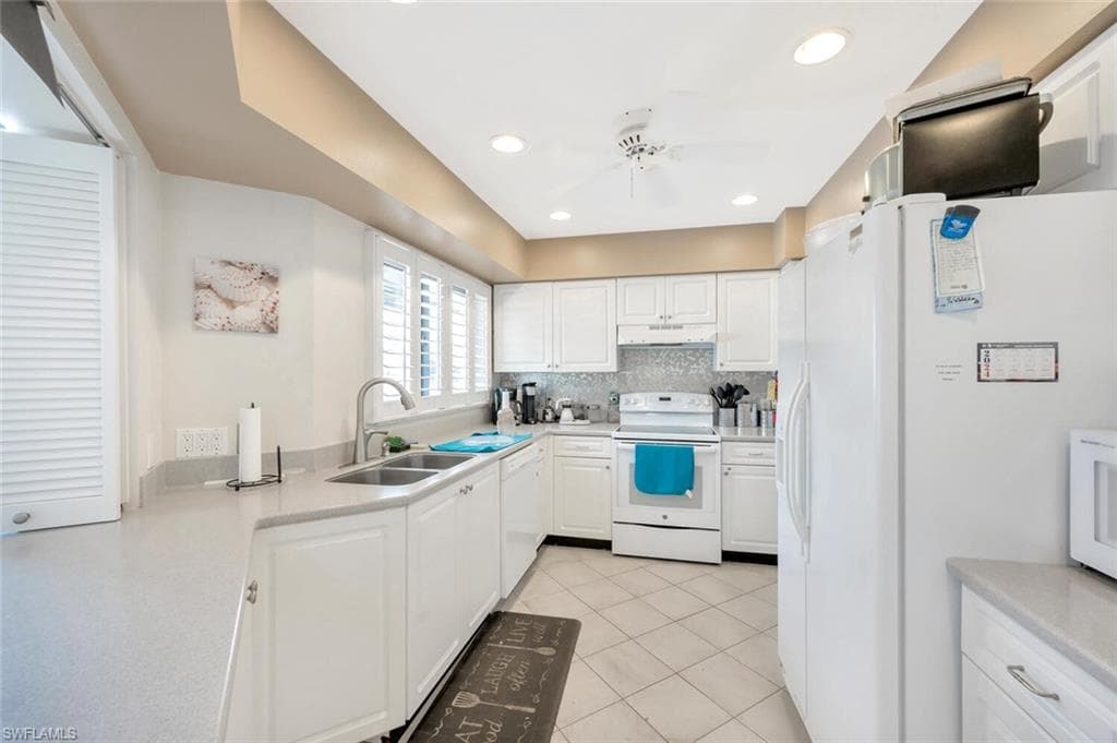 577 Beachwalk Cir R-203, Naples, FL 34108-35
