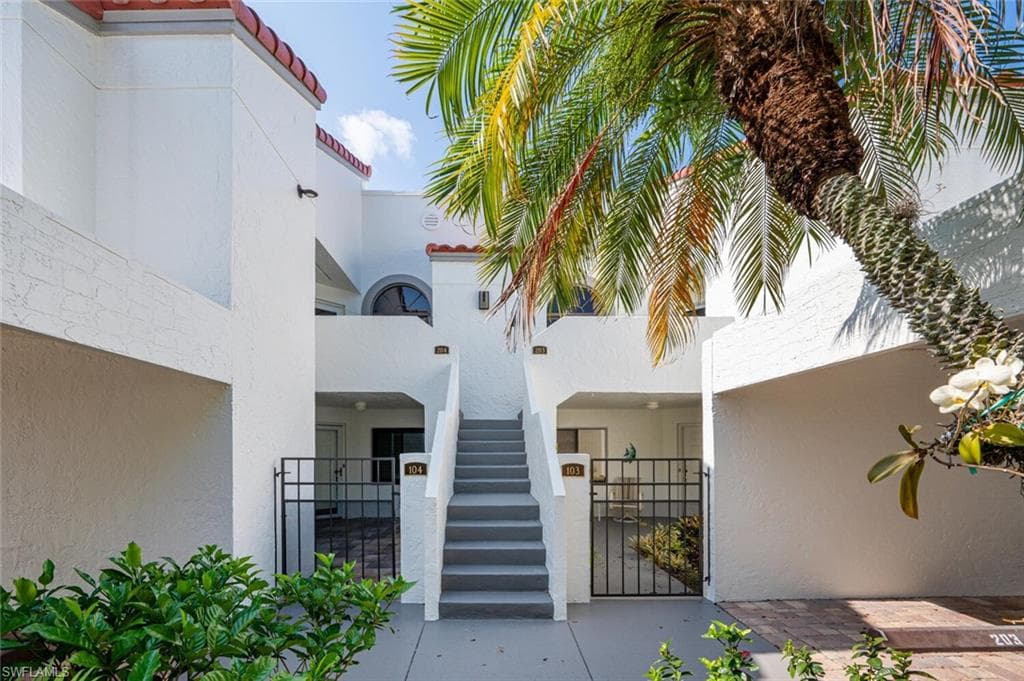 577 Beachwalk Cir R-203, Naples, FL 34108-2