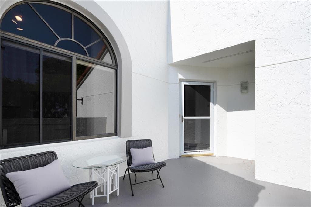 577 Beachwalk Cir R-203, Naples, FL 34108-3