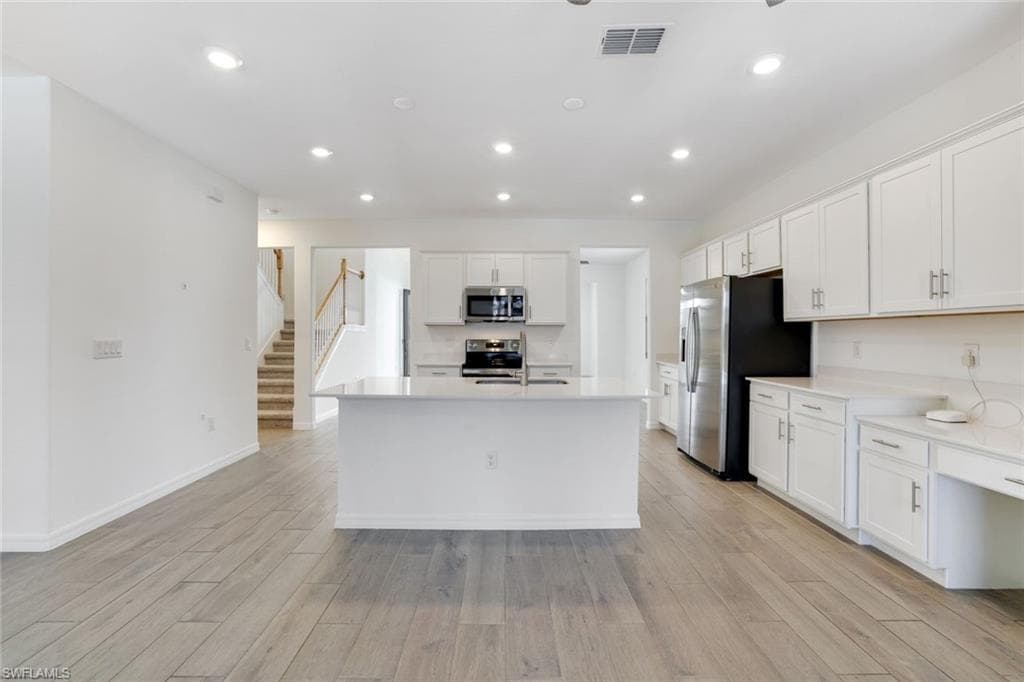 2253 Avocado Ln, Naples, FL 34120-8