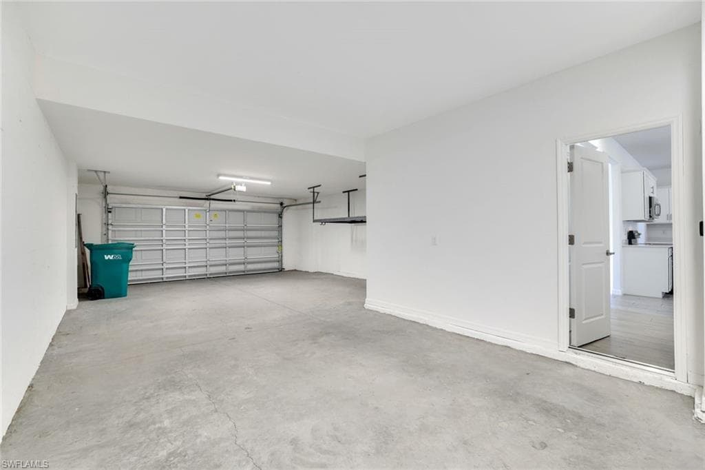 2253 Avocado Ln, Naples, FL 34120-24