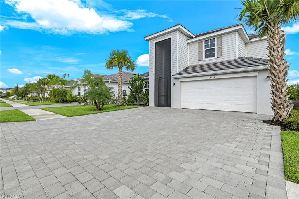 2253 Avocado Ln, Naples, FL 34120-3