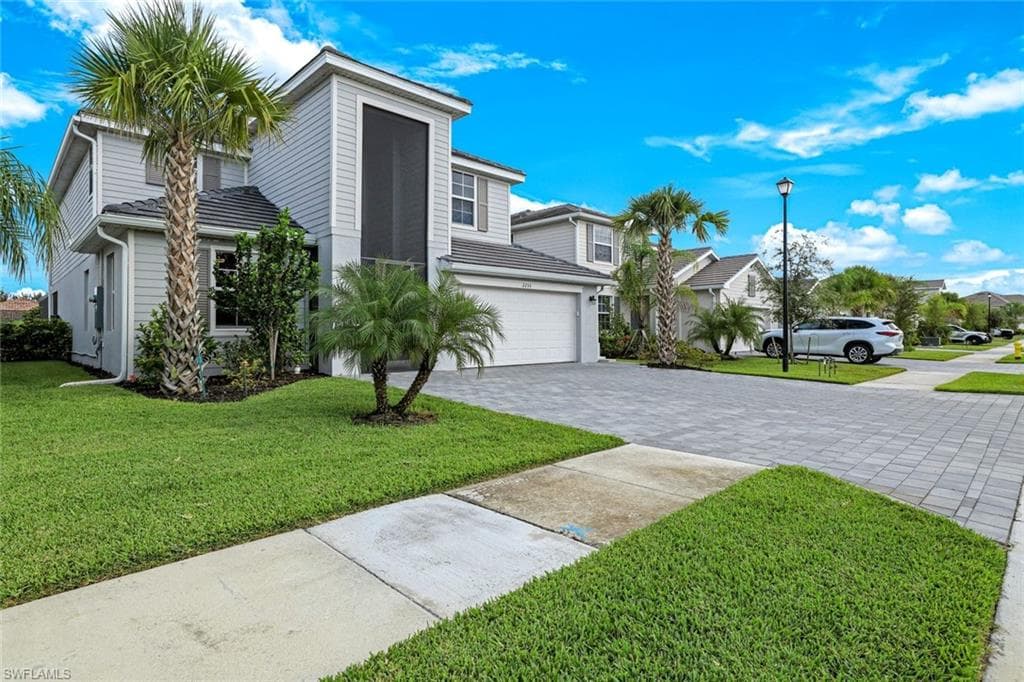2253 Avocado Ln, Naples, FL 34120-4