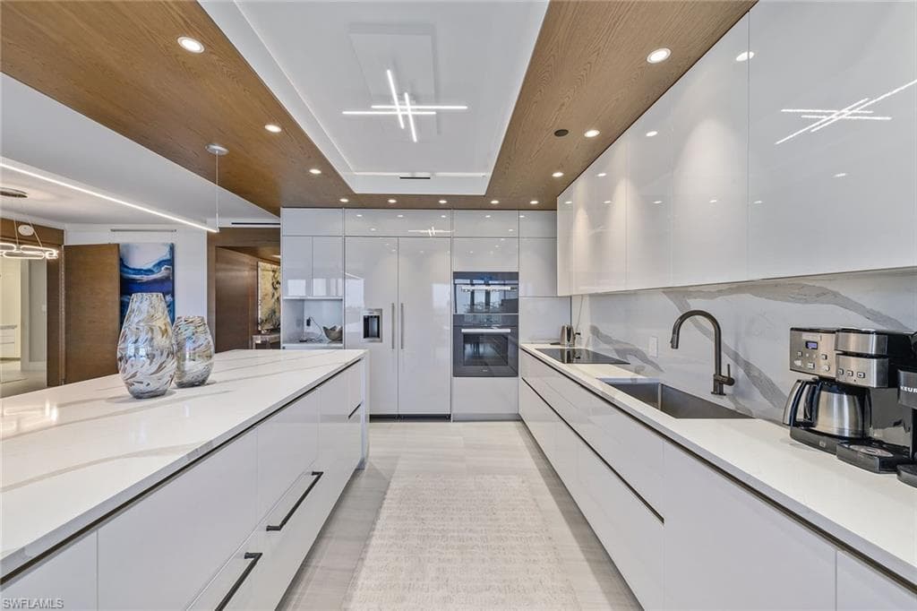 8960 Bay Colony Dr 502, Naples, FL 34108-8