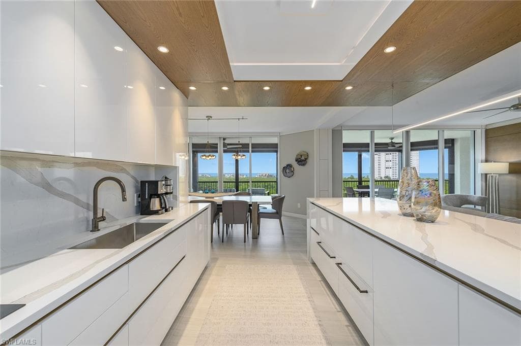 8960 Bay Colony Dr 502, Naples, FL 34108-7