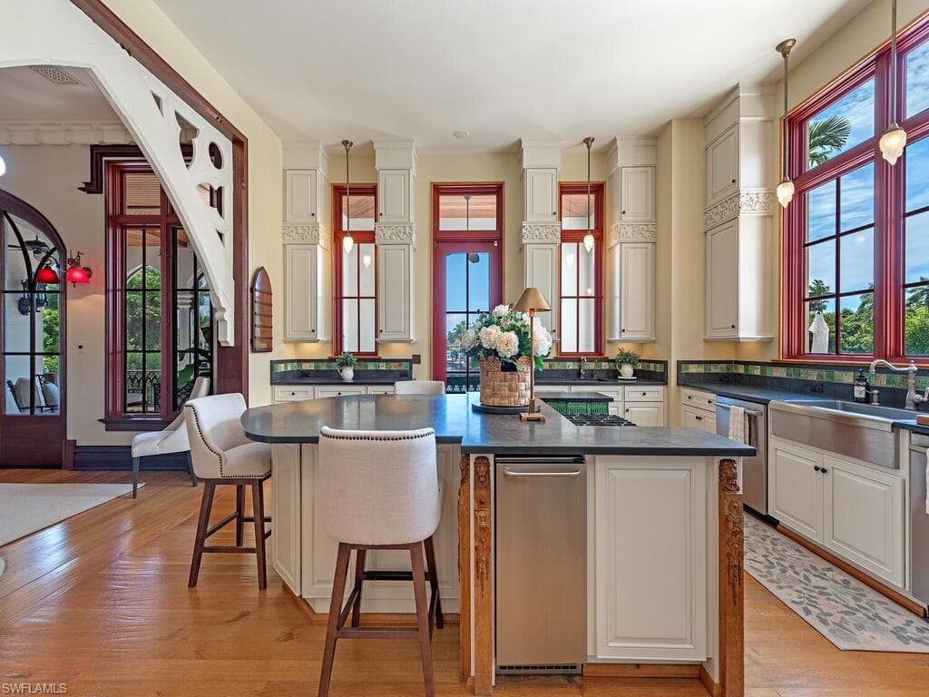 730 21st Ave S, Naples, FL 34102-25