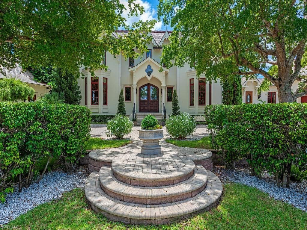 730 21st Ave S, Naples, FL 34102-6