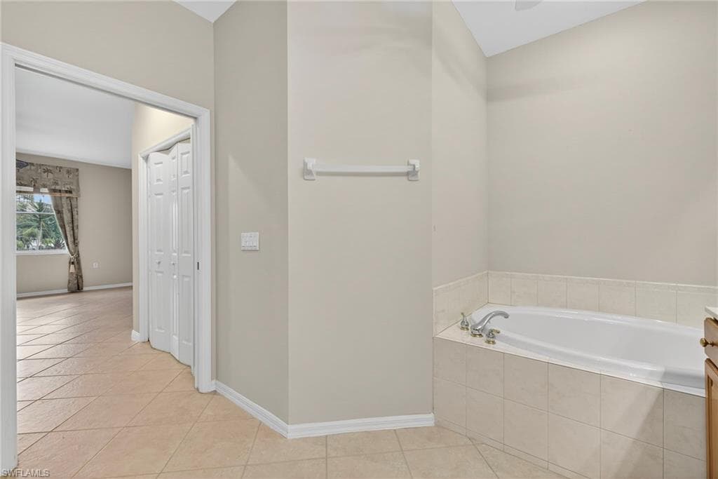 3962 Bishopwood Ct W 201, Naples, FL 34114-20