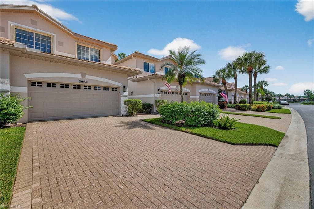 3962 Bishopwood Ct W 201, Naples, FL 34114-2