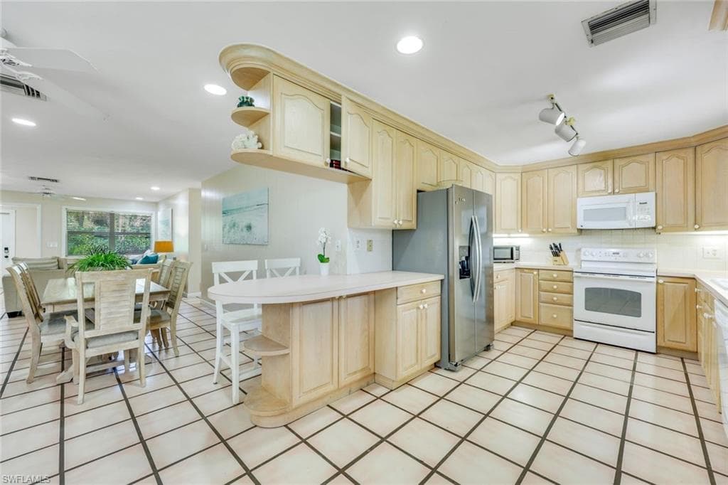 131 Cajeput Dr, Naples, FL 34108-9
