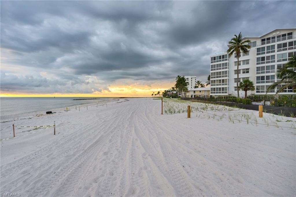 2121 Gulf Shore Blvd N 305, Naples, FL 34102-17