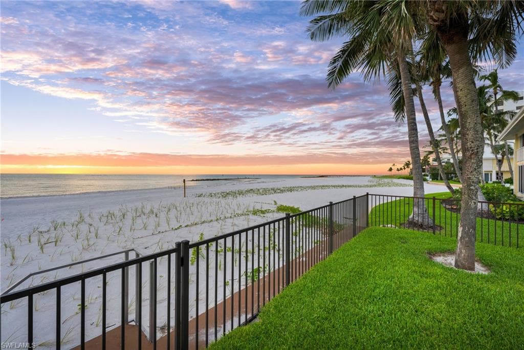 2121 Gulf Shore Blvd N 305, Naples, FL 34102-18