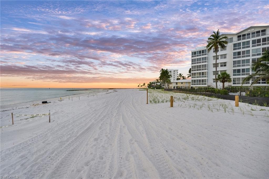 2121 Gulf Shore Blvd N 305, Naples, FL 34102-21