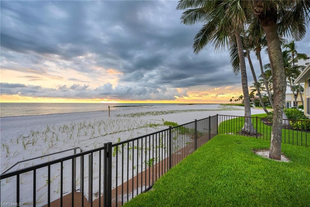 2121 Gulf Shore Blvd N 305, Naples, FL 34102-25