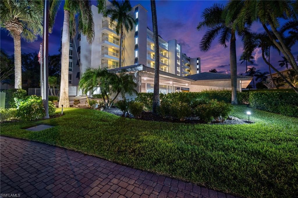 2121 Gulf Shore Blvd N 305, Naples, FL 34102-7