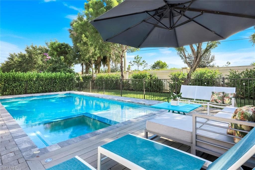 9445 Glenforest Dr, Naples, FL 34120-20