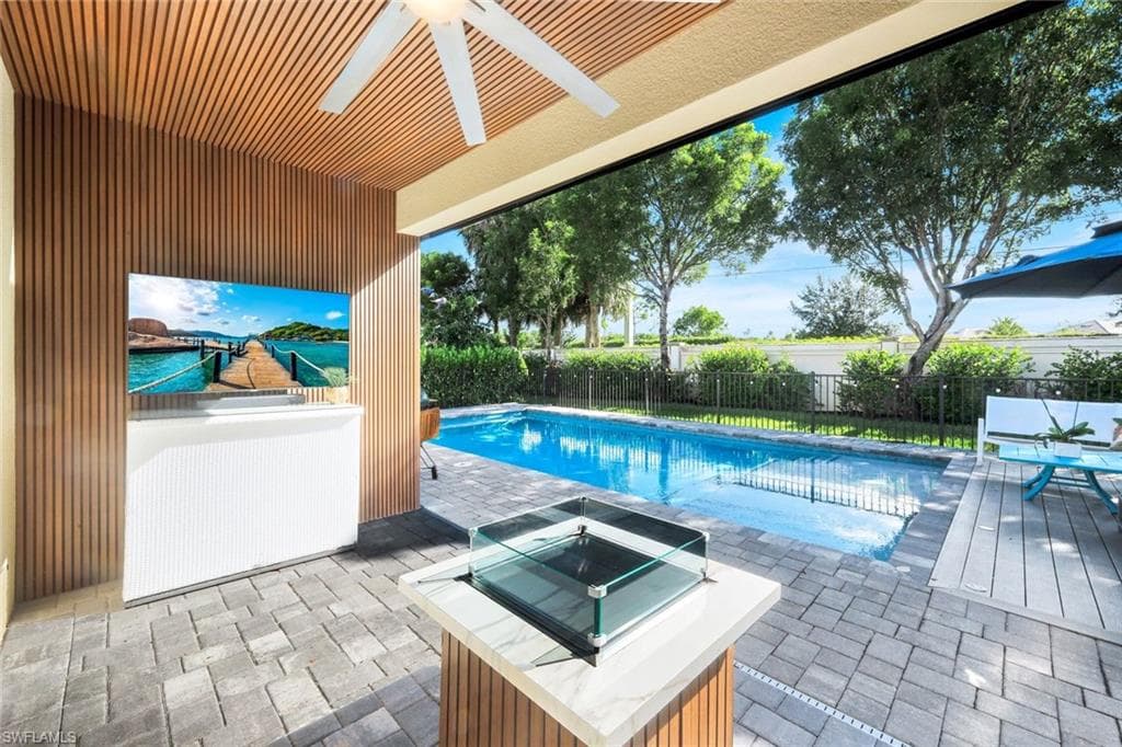 9445 Glenforest Dr, Naples, FL 34120-24