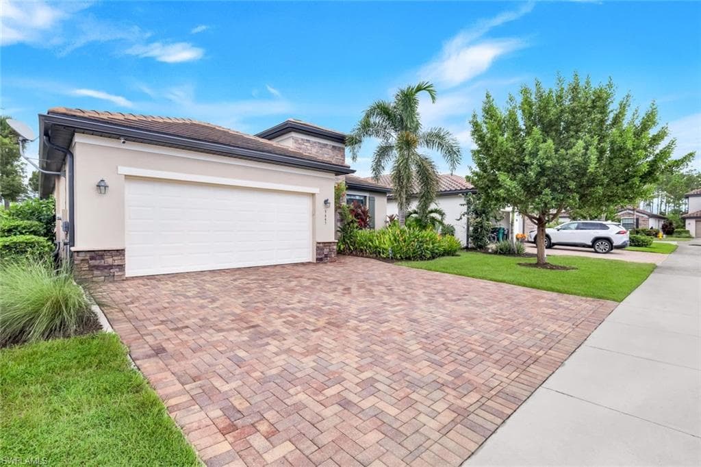 9445 Glenforest Dr, Naples, FL 34120-33