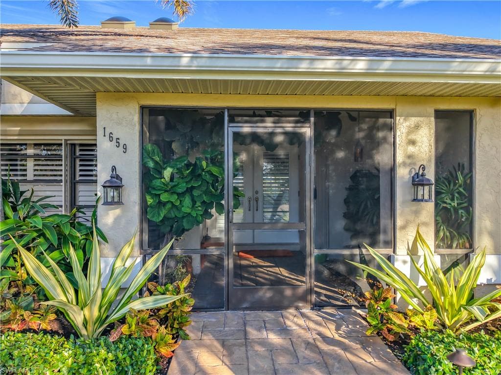 1659 Sandpiper St E, Naples, FL 34102-2