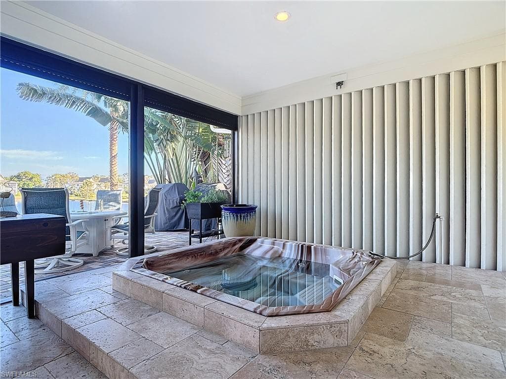 1659 Sandpiper St E, Naples, FL 34102-40