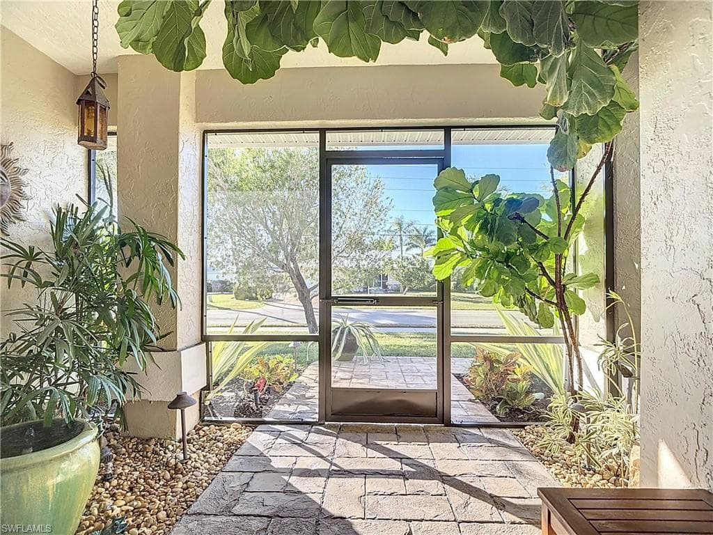 1659 Sandpiper St E, Naples, FL 34102-6