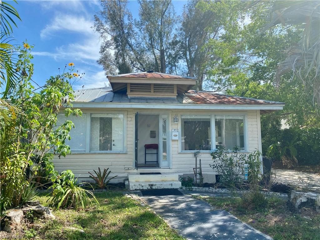 1262 5th Ave N, Naples, FL 34102-2