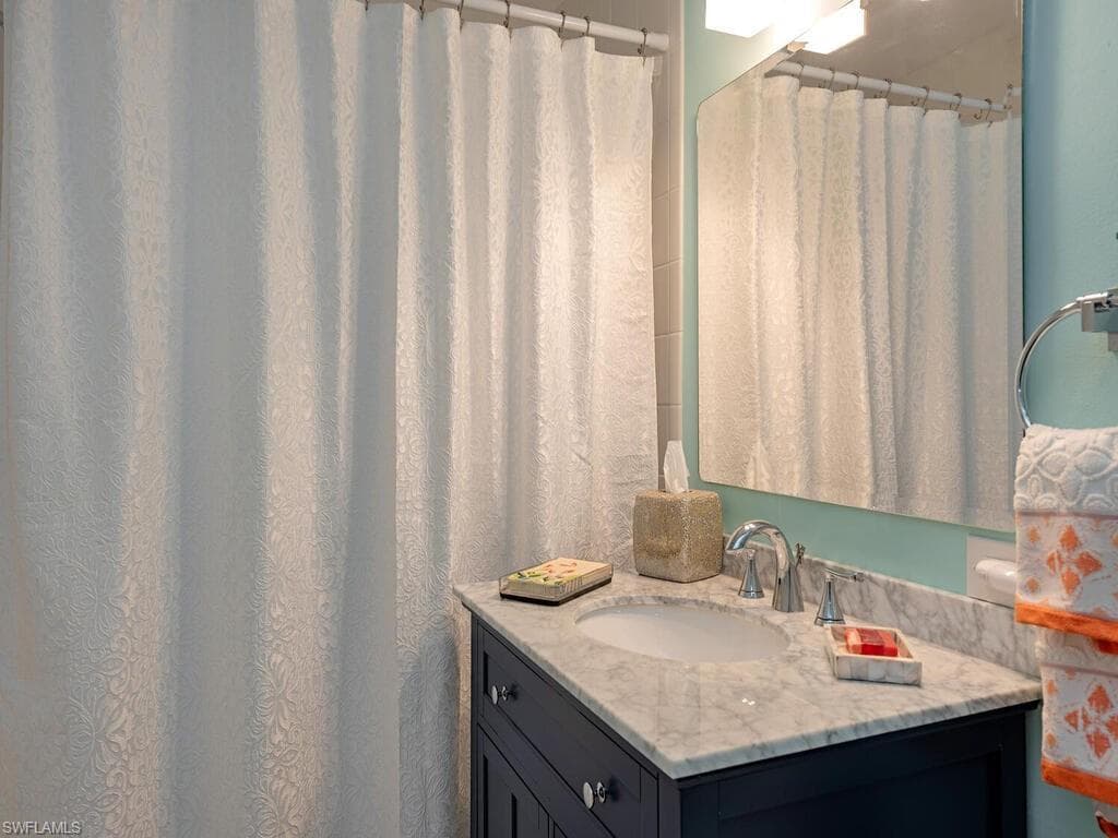 421 La Peninsula Blvd 421, Naples, FL 34113-11