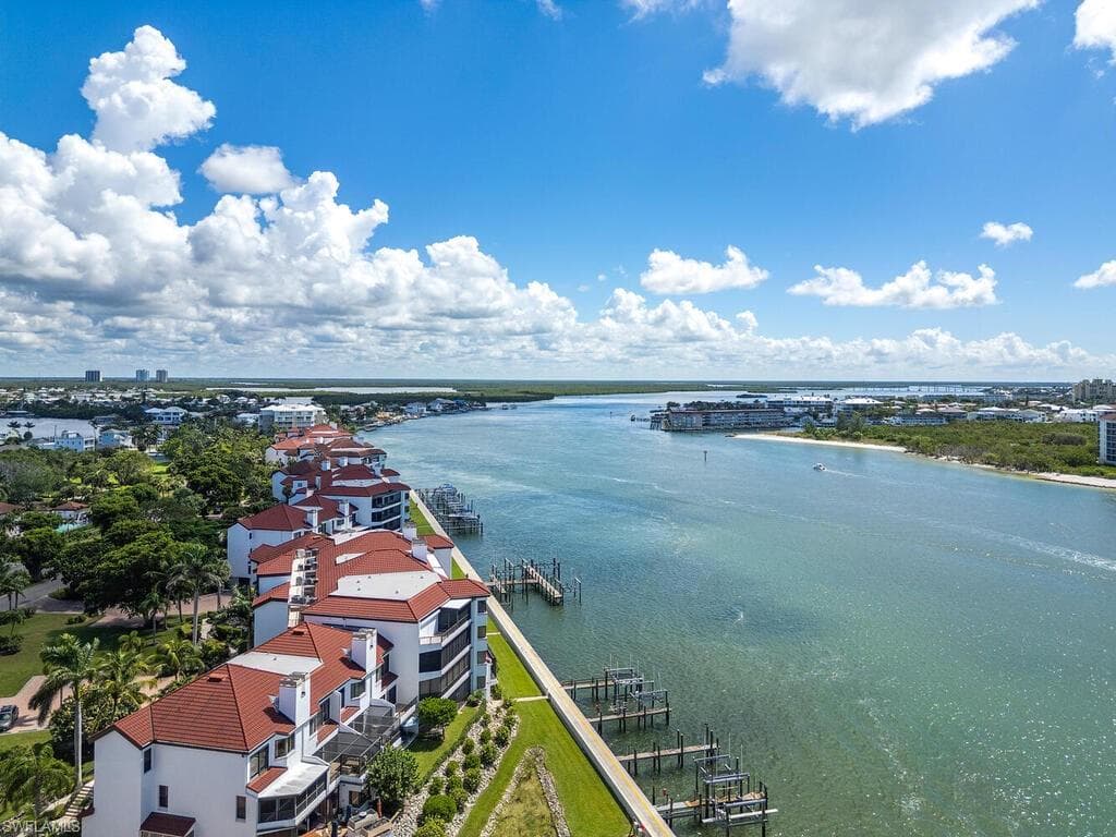 421 La Peninsula Blvd 421, Naples, FL 34113-16