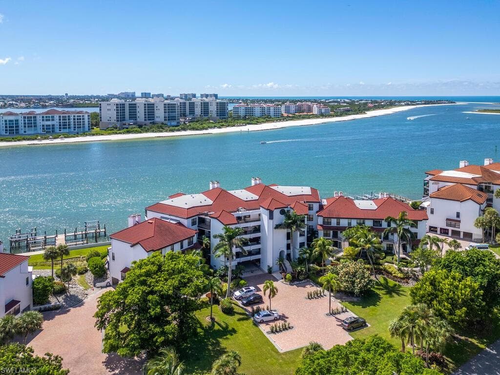 421 La Peninsula Blvd 421, Naples, FL 34113-17