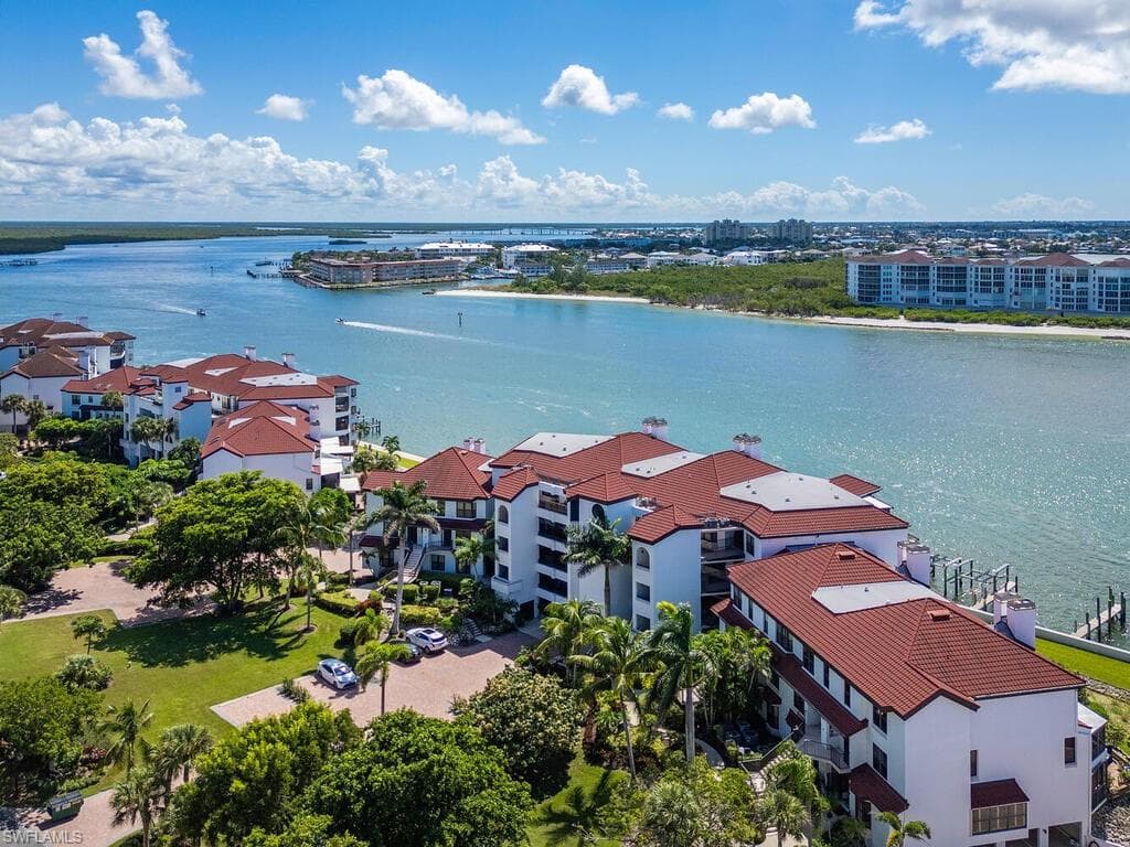 421 La Peninsula Blvd 421, Naples, FL 34113-18