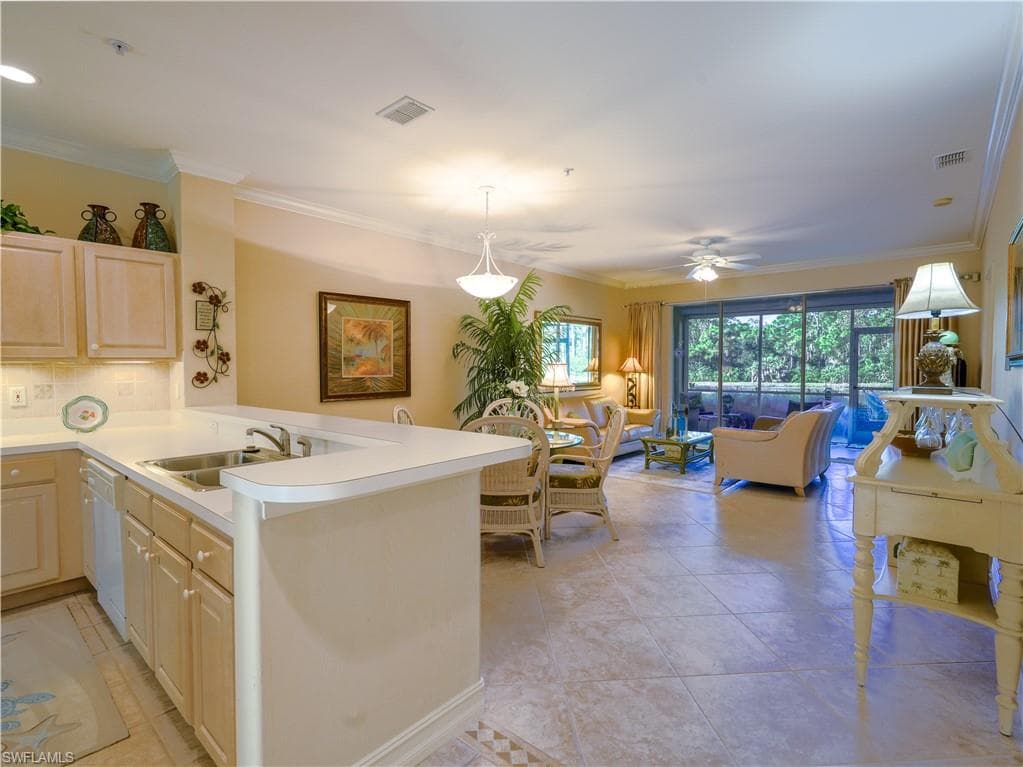 1015 Tarpon Cove Dr 1403, Naples, FL 34110-3