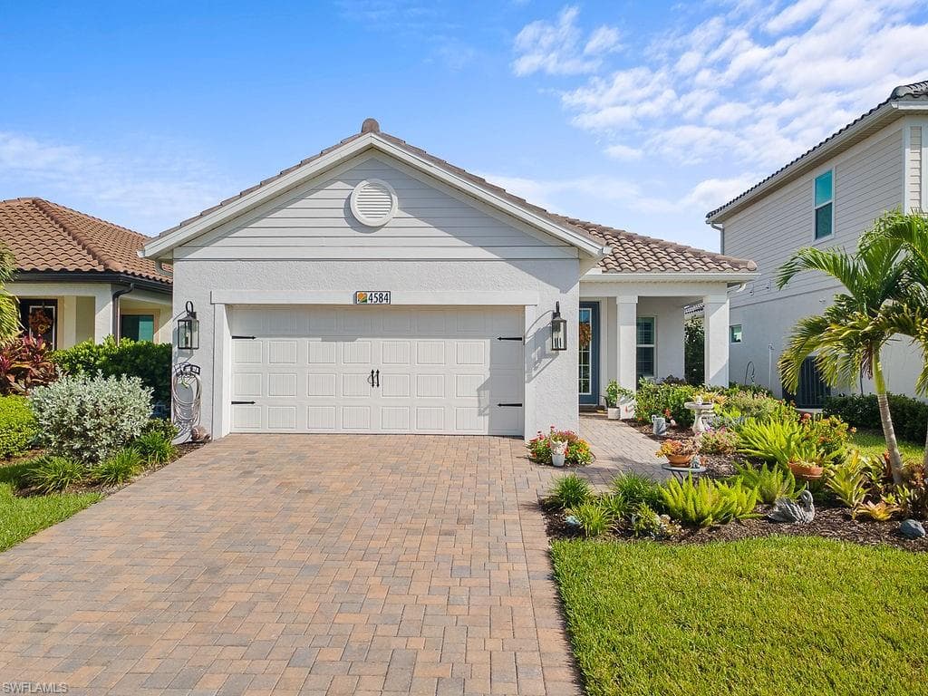 4584 Centaurus Cir, Naples, FL 34120-1