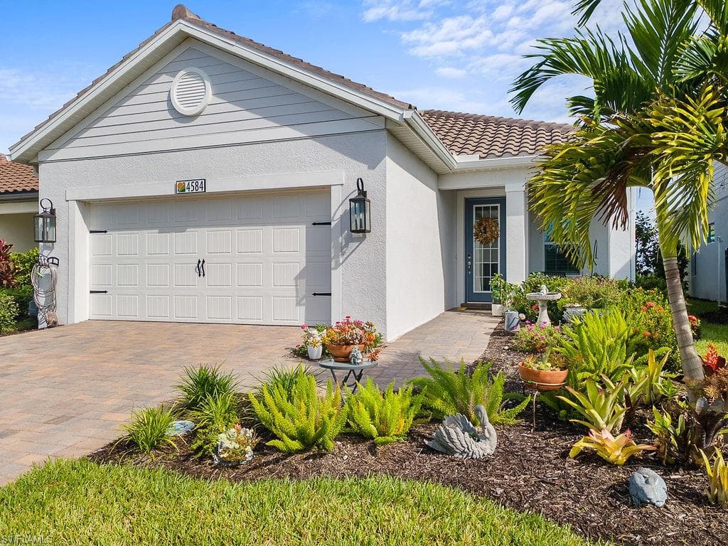 4584 Centaurus Cir, Naples, FL 34120-32