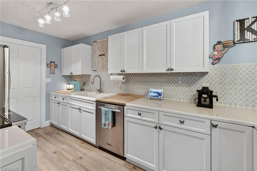 460 9th St SW, Naples, FL 34117-16