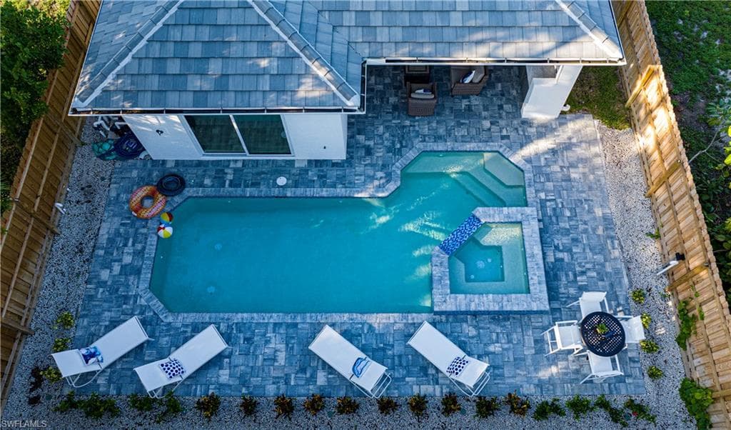 662 105th Ave N, Naples, FL 34108-27