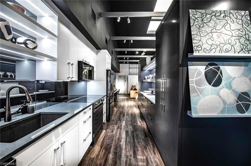 5880 Shirley St 208, Naples, FL 34109-3