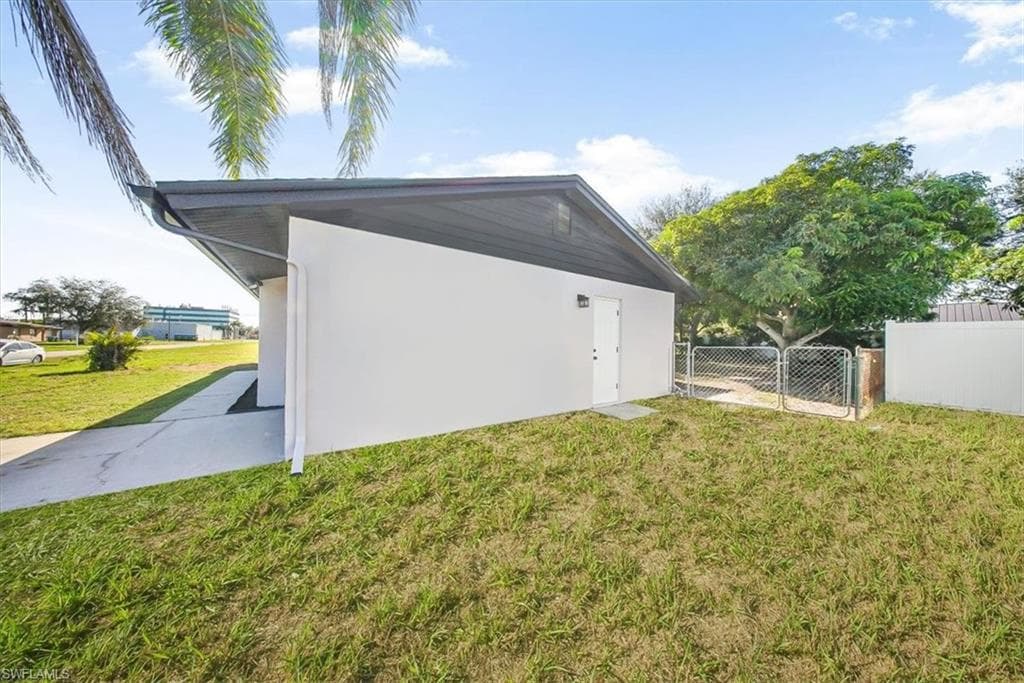 1436 25th Ter, Cape Coral, FL 33904-4