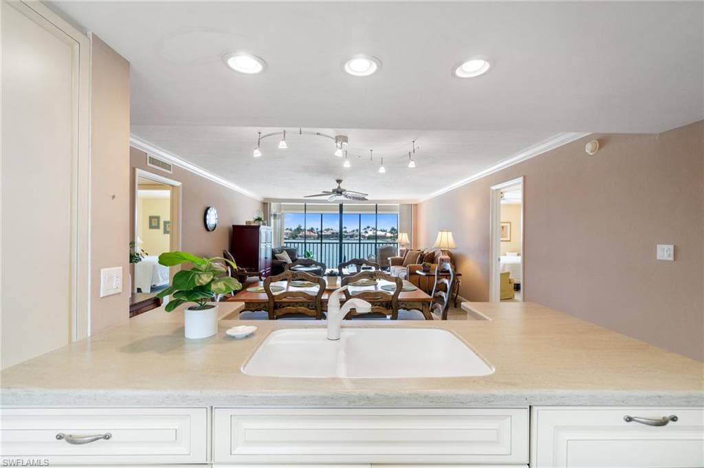 838 Elkcam Cir 208, Marco Island, FL 34145-8