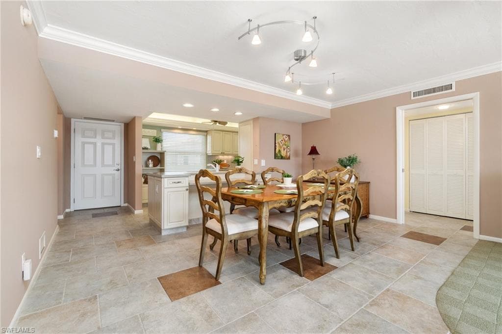 838 Elkcam Cir 208, Marco Island, FL 34145-9