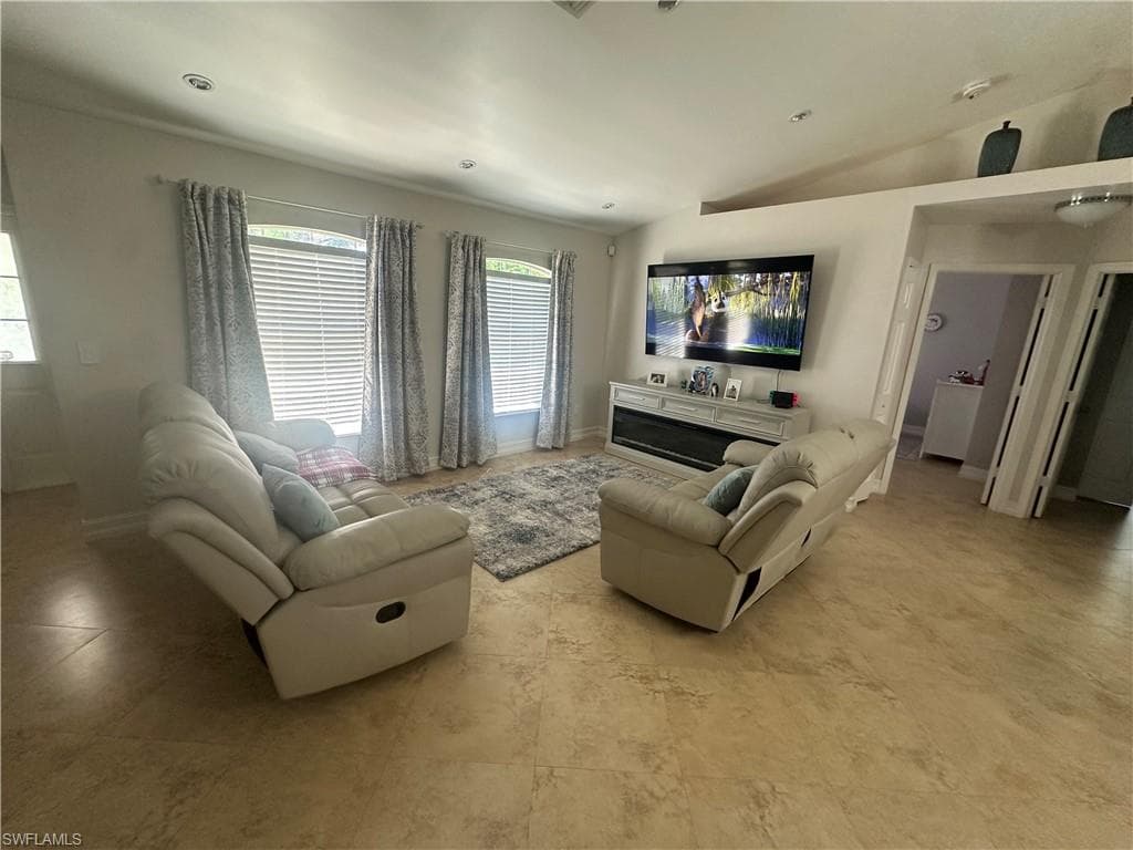 3675 27th Ave NE, Naples, FL 34120-8