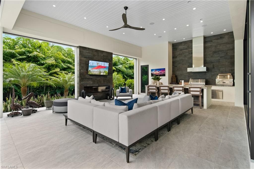 882 Cassena Rd, Naples, FL 34108-19