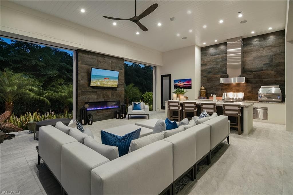 882 Cassena Rd, Naples, FL 34108-42