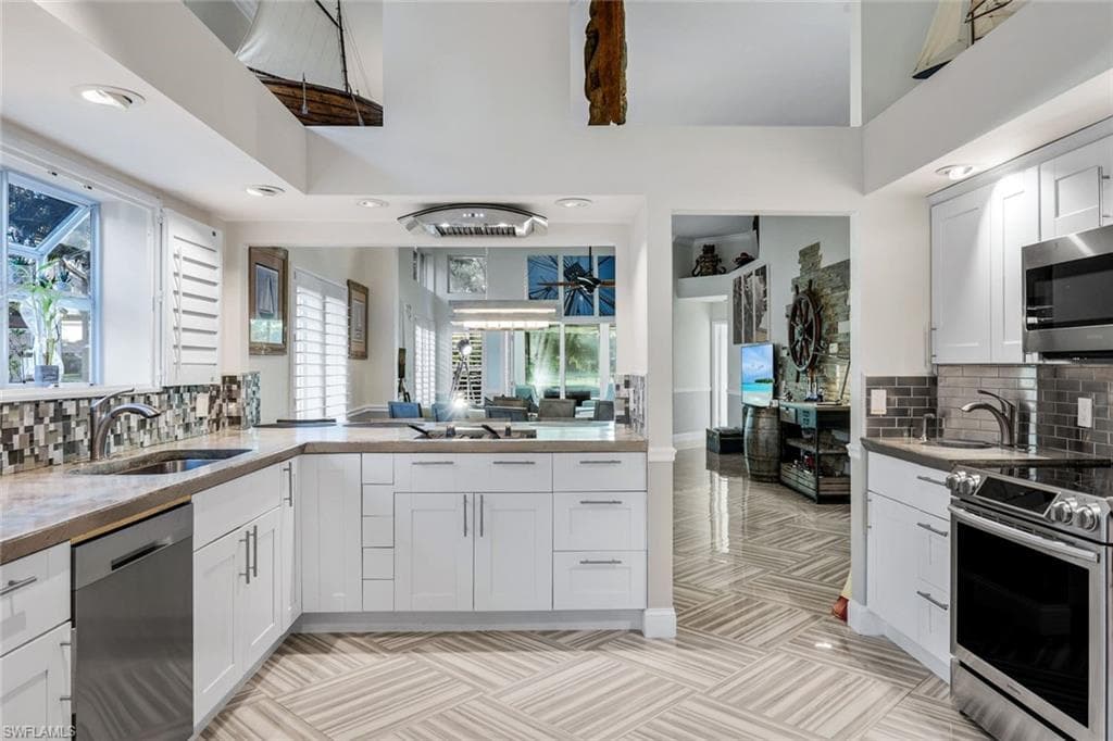 10366 Quail Crown Dr, Naples, FL 34119-10