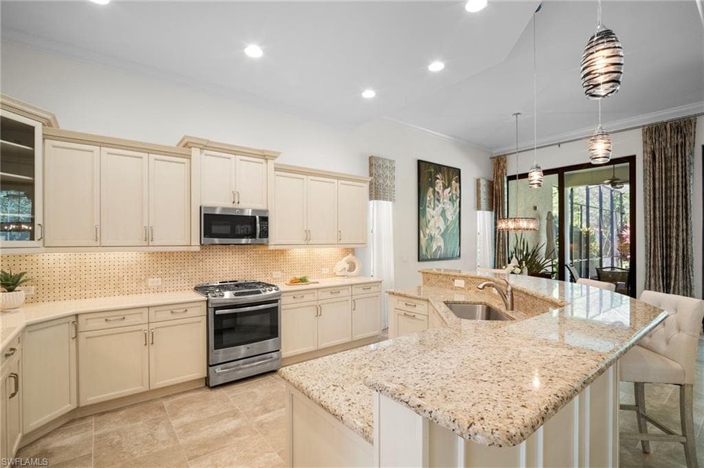 6541 Roma Way, Naples, FL 34113-6