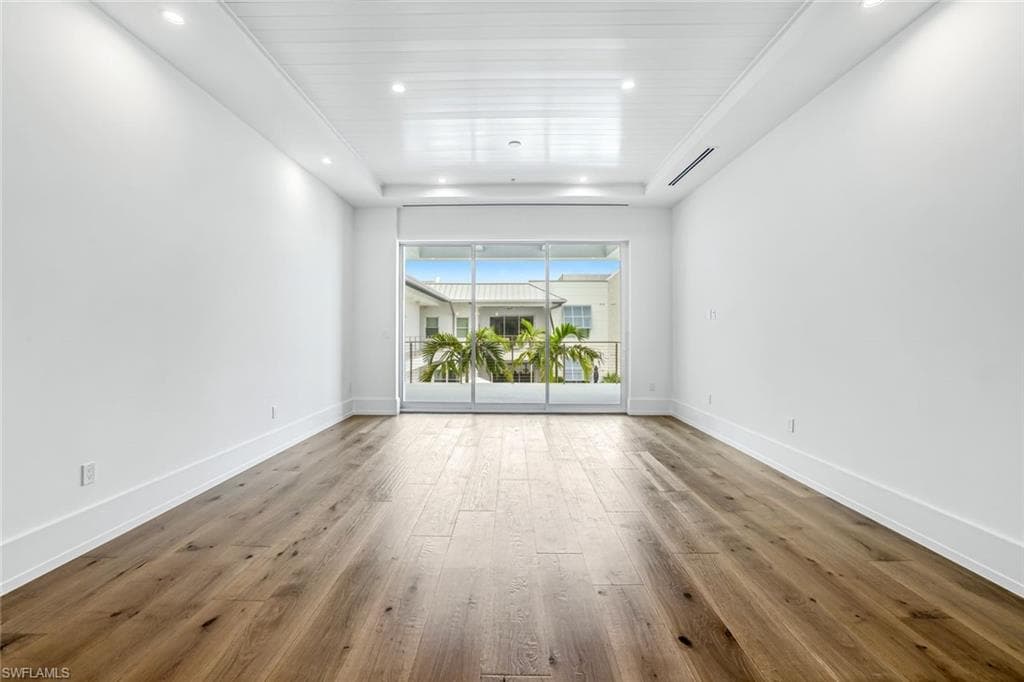 201 8th St S 308, Naples, FL 34102-8