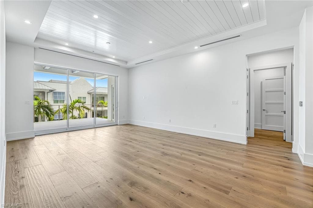 201 8th St S 308, Naples, FL 34102-9