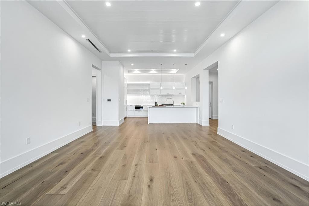 201 8th St S 308, Naples, FL 34102-10