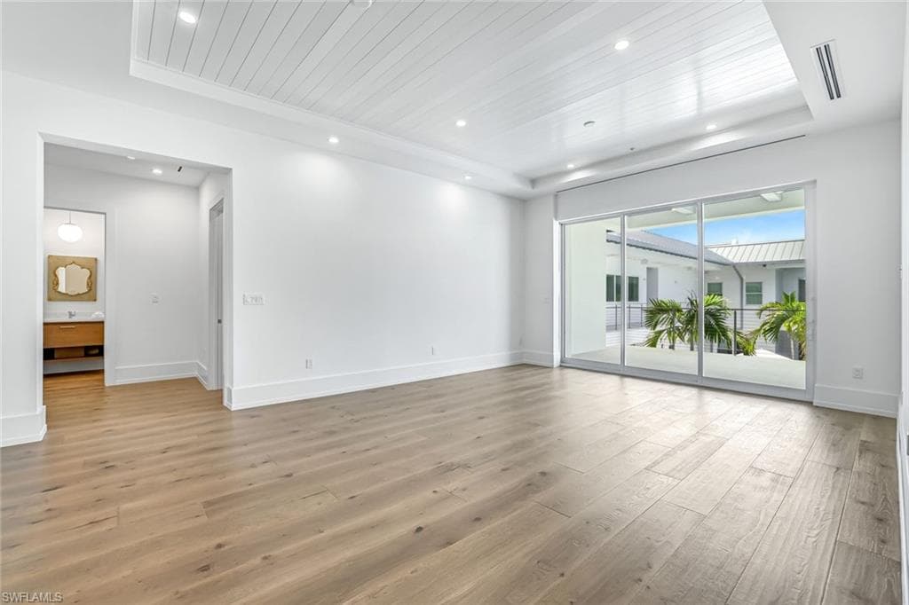 201 8th St S 308, Naples, FL 34102-11