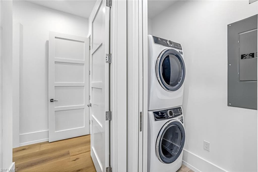 201 8th St S 308, Naples, FL 34102-12